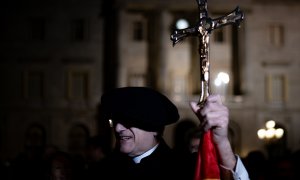 18 de noviembre de 2023. Sacerdote en un rezo comunitario en la plaza Sant Jaume de Barcelona.