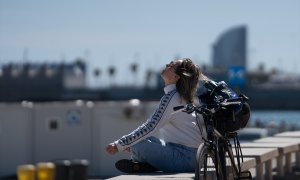 10/06/2024 Una mujer toma el sol en el paseo marítimo de la playa del Bogatell, a 15 de abril de 2024, en Barcelona (Catalunya).