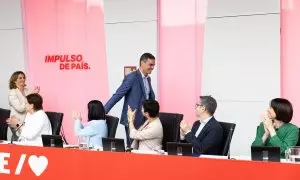 Pedro Sánchez, recibido con aplausos a su llegada a la Ejecutiva del PSOE, este lunes en Ferraz.