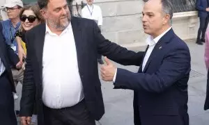 El presidente de ERC, Oriol Junqueras (i) y el secretario general de Junts, Jordi Turull (d), se saludan tras quedar aprobada la Ley de Amnistía, en el Congreso de los Diputados, a 30 de mayo de 2024.