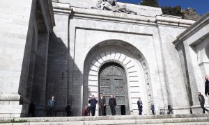 El presidente del Gobierno, Pedro Sánchez, acompañado del ministro de Política Territorial y Memoria Democrática, Ángel Víctor Torres, a su salida del Valle de Cuelgamuros