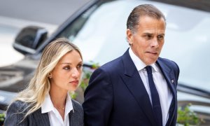 El hijo del presidente de EEUU Hunter Biden a su llegada a los tribunales de Wilmington (EEUU) acompañado de su esposa Melissa Cohen Biden.