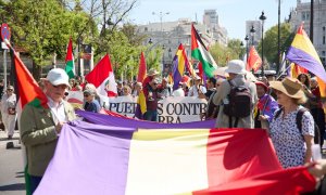 Manifestantes con banderas durante una protesta por la Tercera República, a 14 de abril de 2024, en Madrid.