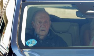 El rey emérito Juan Carlos I a su llegada al aeropuerto de Peinador, en Vigo, a 12 de junio de 2024.