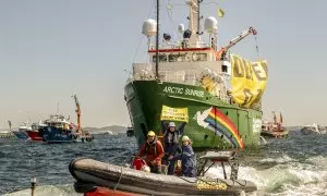 12/5/24 El ‘Artic Sunrise’, escoltado por buques pesqueros este miércoles en la ría de Arousa