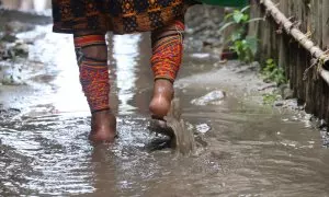 Una mujer de la comunidad guna camina por la isla en Gardi Sugdub (Panamá).