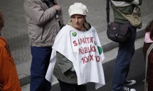 Una mujer durante una manifestación contra la privatización de la sanidad, a 7 de abril de 2024, en Barcelona, Catalunya (España).