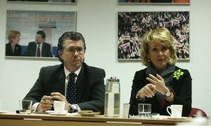 Foto de archivo de Francisco Granados junto a Esperanza Aguirre en una rueda de prensa, a 11 de febrero de 2009.