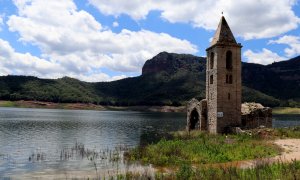 13/06/2024 - Imatge de dijous de l'embassament de Sau, amb l'aigua a tocar de la base de l'església de Sant Romà.