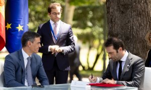 El presidente de Gobierno, Pedro Sánchez (i), y el ministro de Economía, Carlos Cuerpo (d), durante la VIII reunión de alto nivel España-Turquía, en el complejo de la Moncloa. E.P./Eduardo Parra