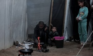 Familia palestina cocinando con los escasos recursos, a 12 de junio de 2024, en Gaza.