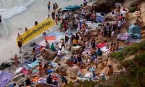 16/06/2024 - L'acció contra la massificació turística al caló des Moro, a Santanyí (Mallorca).