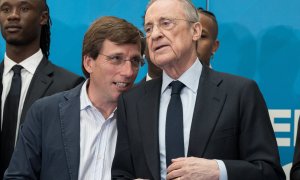 El alcalde de Madrid, José Luis Martínez-Almeida (i), y el presidente del Real Madrid, Florentino Pérez (d), durante la recepción del Real Madrid Club de Fútbol, en el Palacio de Cibeles