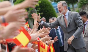 Felipe VI a su llegada a una exposición en la Iglesia de Santiago y Colegiata de Santa María, a 12 de junio de 2024, en Villafranca del Bierzo.