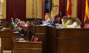 El presidente del Parlament balear, Gabriel Le Senne (3d), durante el pleno del parlamento balear celebrado este martes, cuando rompió la fotografía de Aurora Picornell.