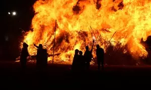 Diables encenent la foguera a l'Estartit