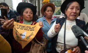 Una de las campesinas víctimas de violación por parte de los militares ofrece declaraciones a la prensa tras conocerse la sentencia, en Lima, a 19 de junio de 2024.