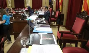 El presidente del Parlament, Gabriel Le Senne, tras expulsar a dos diputadas socialistas y romper la foto de una víctima del franquismo