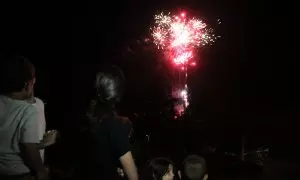 Pla obert d'un castell de focs vist des d'un terrat de l'Espluga de Francolí durant la revetlla de Sant Joan