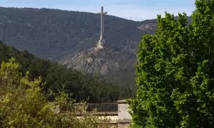 La cruz del Valle de Cuelgamuros desde el embalse de La Jarosa, a 21 de abril de 2023, en Guadarrama, Madrid.