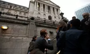 Varias personas salen a la calle por la boca del metro de Londres junto a la sede del Banco de Inglaterra, en la City. REUTERS/Peter Nicholls