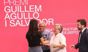 Els pares de Guillem Agulló i el president Pere Aragonès lliuren el guardó a Nora Moralles, membre de la XEPC de Manresa