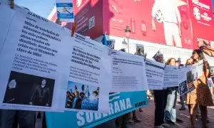 Varios manifestantes durante la concentración en Madrid contra Milei, a 21 de junio de 2024, en Madrid (España).