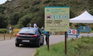 Un cotxe aturat davant de la barrera d'accés al cap de Creus.