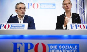 Alice Weidel (derecha), líder del grupo parlamentario AfD, participa en una rueda de prensa conjunta con Herbert Kickl, líder del FPOe.