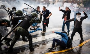 Enfrentamientos entre Policía y manifestantes en Buenos Aires durante el debate en el Senado de la Ley de Bases de Javier Milei.