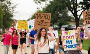 Imagen de archivo de una manifestación en contra de las restricciones al aborto implantadas en 2022, en Indiana.