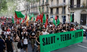 Joves manifestant-se en una protesta a Barcelona contra el capitalisme i per un futur més verd.