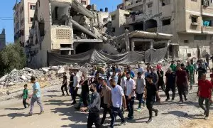 Palestinos acuden al funeral de Hani Al-Jaafarwi, el director de los servicios de emergencias y de las ambulancias, a 24 de junio de 2024, en Gaza.