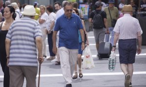 Un hombre caminando por la Plaza de la Campana