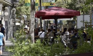 Imagen de archivo de una terraza de un bar en la calle Consell de Cent, a 8 de septiembre de 2023, en Barcelona, Catalunya.