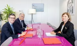 El ministro de Presidencia, Justicia y Relaciones con las Cortes, Félix Bolaños; el vicesecretario de Institucional del PP, Esteban González Pons, y la vicepresidenta de la Comisión Europea, Vera Jourová, en el Parlamento Europeo.