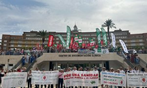 Concentración de trabajadores este miércoles en el hospital Virgen del Rocío de Sevilla.