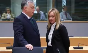 El primero ministro húngaro, Viktor Orban, y la primera ministra italiana, Giorgia Meloni, conversan en   la cumbre de lídere de la UE en Bruselas, de diciembre de 2022. E.P./Francois Lenoir/European Council/dpa