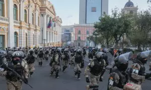 Militares se retiran de la sede del Gobierno de Bolivia en La Paz (Bolivia), después de que tiraron con un tanque las puertas bajo el mando del que hasta ese momento era el comandante general del Ejército boliviano Juan José Zuñiga. EFE/ Luis Gandarillas