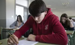 Un alumno de una clase de 1º Bachillerato del Instituto Calderón de la Barca en Gijón realiza una prueba piloto de PAU