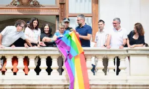 Momento en el que Compromís intenta colgar una bandera LGTBI+ en el balcón del Ayuntamiento de València y la Policía la quita.