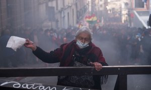 Partidarios del presidente boliviano Arce se reúnen cerca del palacio de gobierno en la Plaza Murillo durante un intento de golpe.