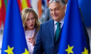 La primera ministra de Italia, Giorgia Meloni, con su homólogo de Hungría, Viktor Orban, a su llegada a la cumbre de la UE en Bruselas para ratifiicar los nombramientos de los cargos en la cúpula de la UE. REUTERS/Johanna Geron