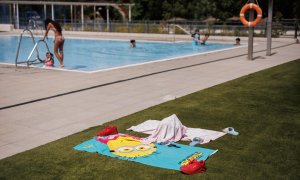 Toallas infantiles en el césped de una piscina el día de apertura de las piscinas públicas, en la piscina del Centro Deportivo Municipal (CDM) José María Cagigal