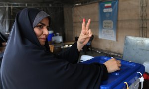 28 de junio de 2024.Mujer iraní votando en las elecciones presidenciales del país del 28 de junio.