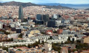 Imatge aèria de Barcelona on es veu la Torre Glòries i part del barri del Poblenou.