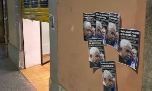 Cartells despectius contra l'Alzheimer de Pasqual Maragall enganxats al costat d'una seu d'ERC.