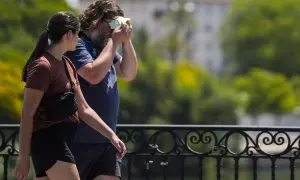 Foto de archivo de un hombre se seca el calor de la frente, a 30 de mayo de 2024 en Sevilla (Andalucía, España).