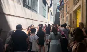 Un centenar de personas se han concentrado frente al piso de Sharon en Barcelona para evitar su desahucio.