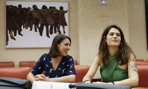 Imagen de archivo de Irene Montero (i) e Isa Serra, de Unidas Podemos, durante el acto en el que los eurodiputados deben acatar la Constitución, a 1 de junio.